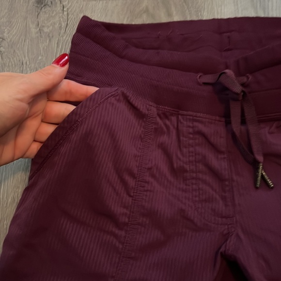 Lululemon women pants. Size 6 - Picture 2 of 8